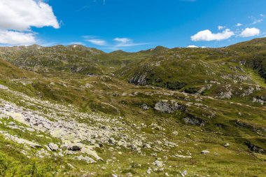 İsviçre Alpleri 'nin Ticino kentindeki Gotthard Geçidi' nden gelen Panorama, güneşli ve mavi gökyüzüyle bir yaz günü. İçeride kimse yok, boşluğu kopyala