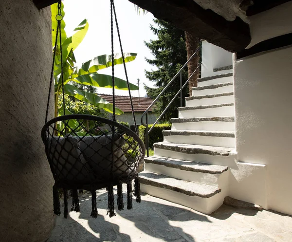 スイスの家の入り口には美しい丸い椅子やアームチェアがぶら下がっています 休日を過ごすのに最適です 夏の晴れた日 — ストック写真