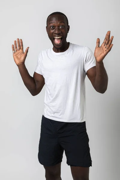 Αφρικανός Χέρια Σηκωμένα Και Στόμα Ανοιχτό Έκπληξη Πορτραίτο Μισού Μήκους — Φωτογραφία Αρχείου