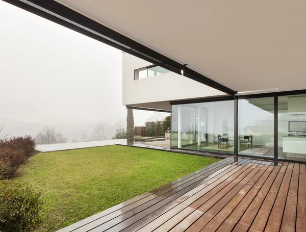 Moderne Villa, Blick von der Veranda — Stockfoto