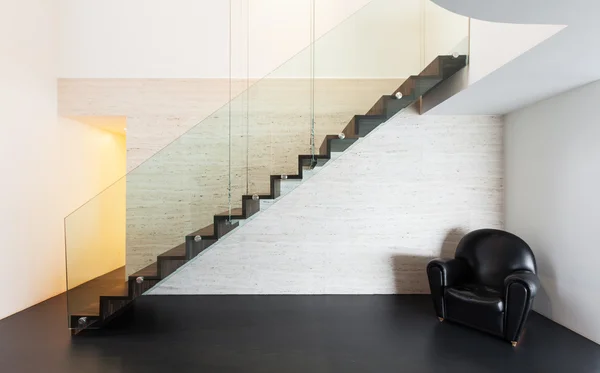 Moderni huvila, portaikko — kuvapankkivalokuva