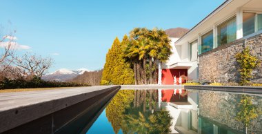 Yüzme havuzlu modern bir ev