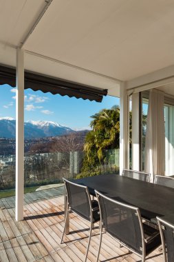 modern ev, veranda