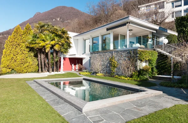 수영장 이 있는 현대식 집 — 스톡 사진
