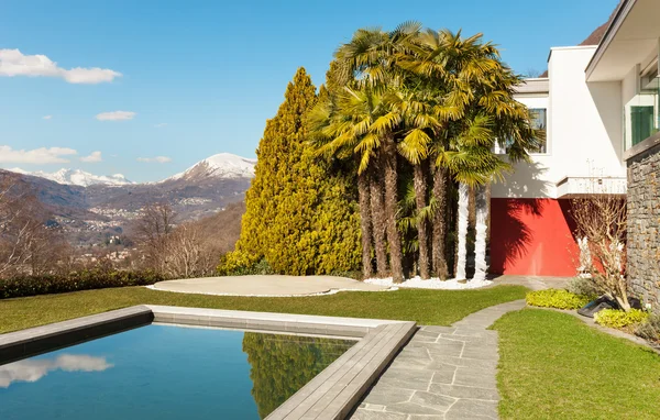 Casa moderna com piscina — Fotografia de Stock