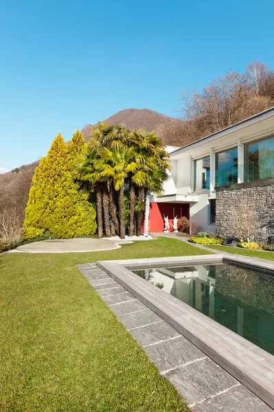 Modern house with swimming pool — Stock Photo, Image