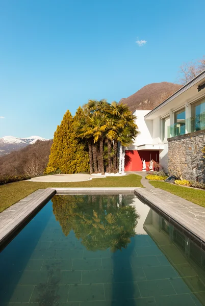 Casa moderna con piscina — Foto de Stock