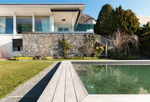 Casa moderna con piscina — Foto de Stock