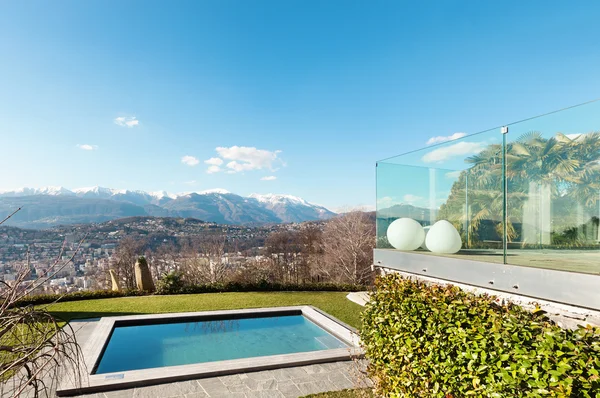 Modern ház medencével — Stock Fotó