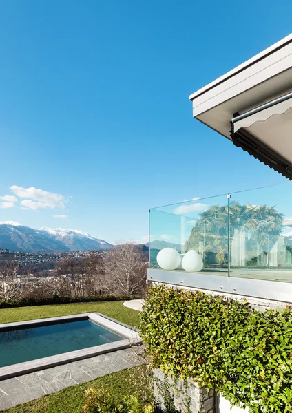 Modern house with swimming pool — Stock Photo, Image