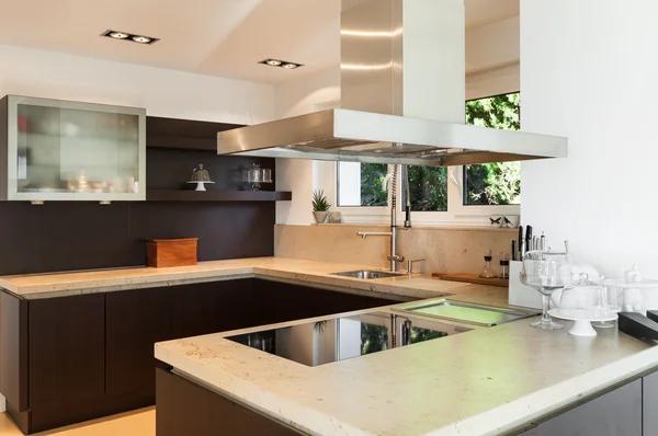 Moderní dům, domácí kuchyně — Stock fotografie
