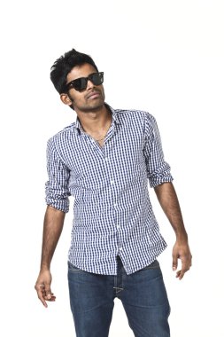 Güneş gözlüklü genç adam.