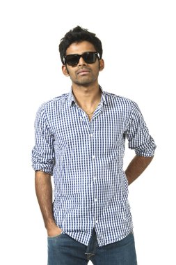 Güneş gözlüklü genç adam.