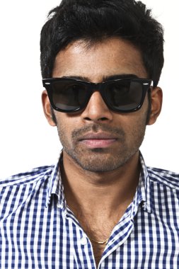 Güneş gözlüklü genç adam.