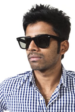 Güneş gözlüklü genç adam.