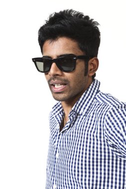 Güneş gözlüklü genç adam.