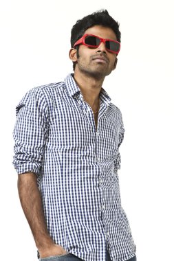 Güneş gözlüklü genç adam.