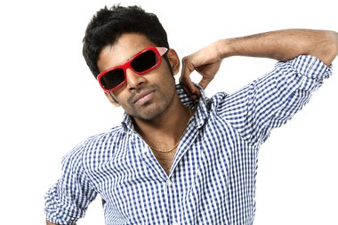 Güneş gözlüklü genç adam.