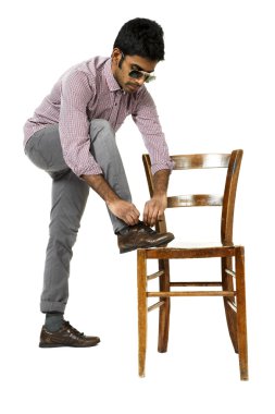 sandalye ile genç adam