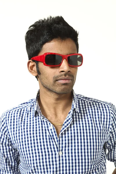 Jeune homme avec lunettes de soleil — Photo