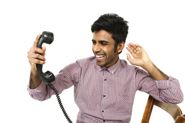 Joven luchando con un teléfono loco — Foto de Stock