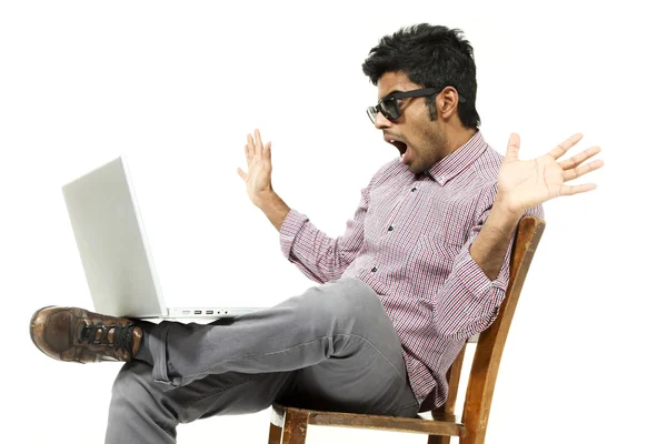 Uomo con laptop — Foto Stock