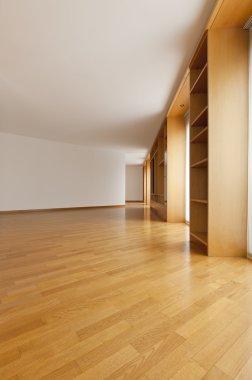 boş odada duvar dolabı