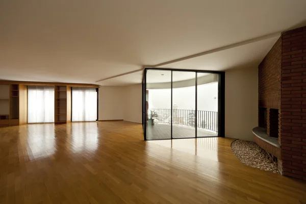 Belo apartamento, grande janela e lareira — Fotografia de Stock