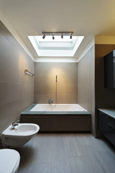 Красивая квартира, ванная комната — стоковое фото