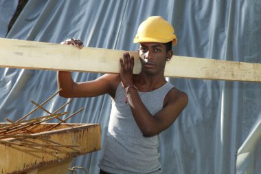 İnşaat alanında çalışan adam