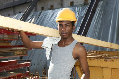 İnşaat alanında çalışan adam