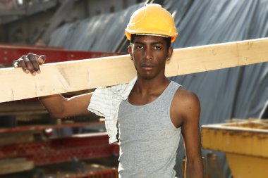 İnşaat alanında çalışan adam