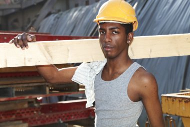 İnşaat alanında çalışan adam