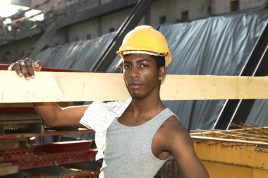 İnşaat alanında çalışan adam