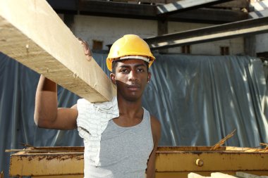 İnşaat alanında çalışan adam