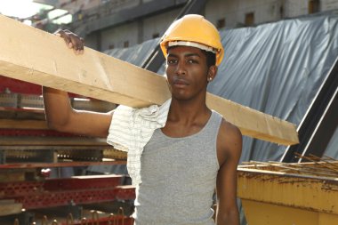 İnşaat alanında çalışan adam