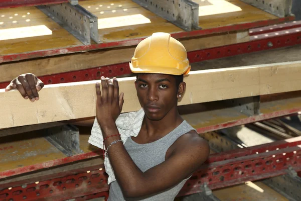 Man som arbetar på byggarbetsplatsen — Stockfoto