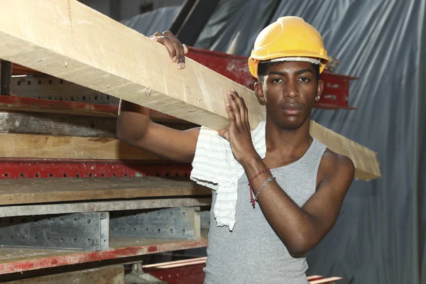 Homme travaillant sur chantier — Photo