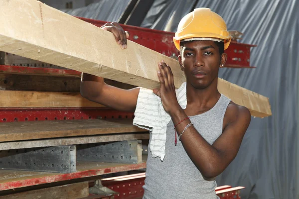 Man aan het werk in de bouwplaats — Stockfoto