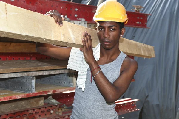 Homem trabalhando no canteiro de obras — Fotografia de Stock