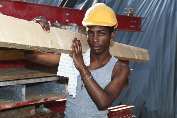 Homem trabalhando no canteiro de obras — Fotografia de Stock