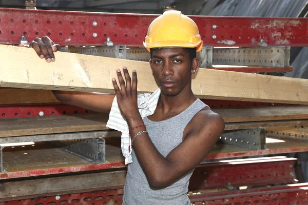 Homem trabalhando no canteiro de obras — Fotografia de Stock