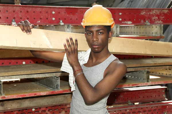 Homem trabalhando no canteiro de obras — Fotografia de Stock