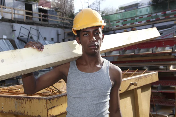 Man aan het werk in de bouwplaats — Stockfoto