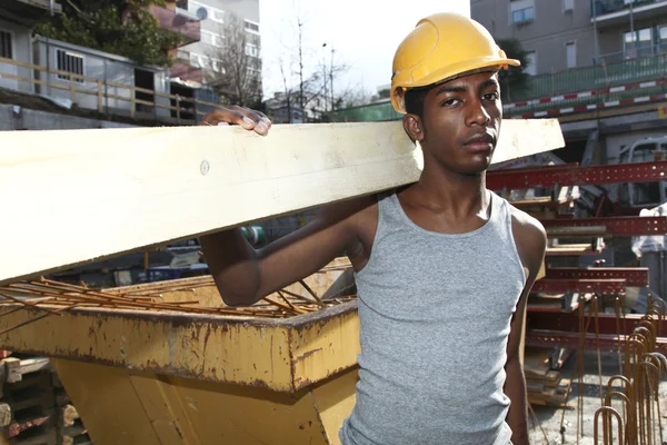 Homem trabalhando no canteiro de obras — Fotografia de Stock