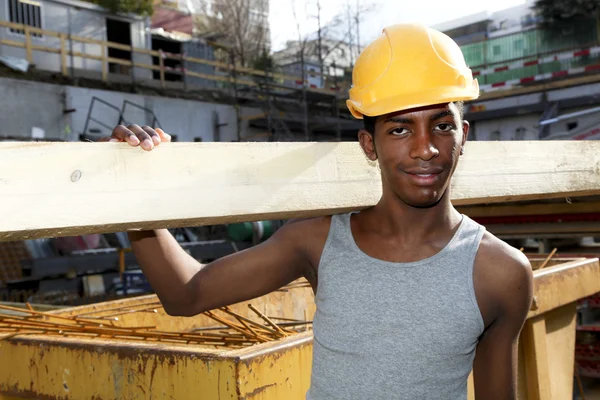 Man som arbetar på byggarbetsplatsen — Stockfoto