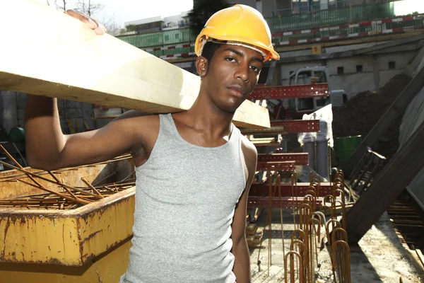 Homem trabalhando no canteiro de obras — Fotografia de Stock