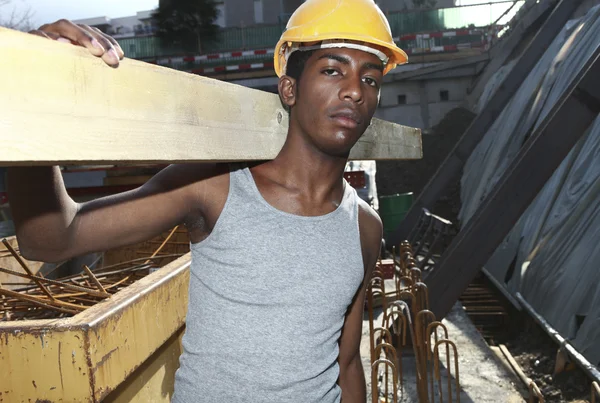 Hombre trabajando en obra — Foto de Stock