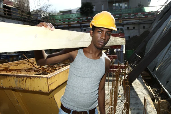 Man aan het werk in de bouwplaats — Stockfoto