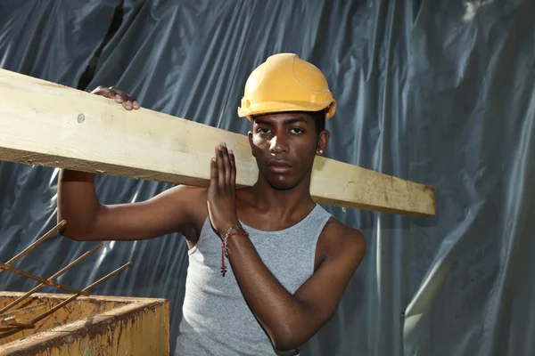 Homme travaillant sur chantier — Photo